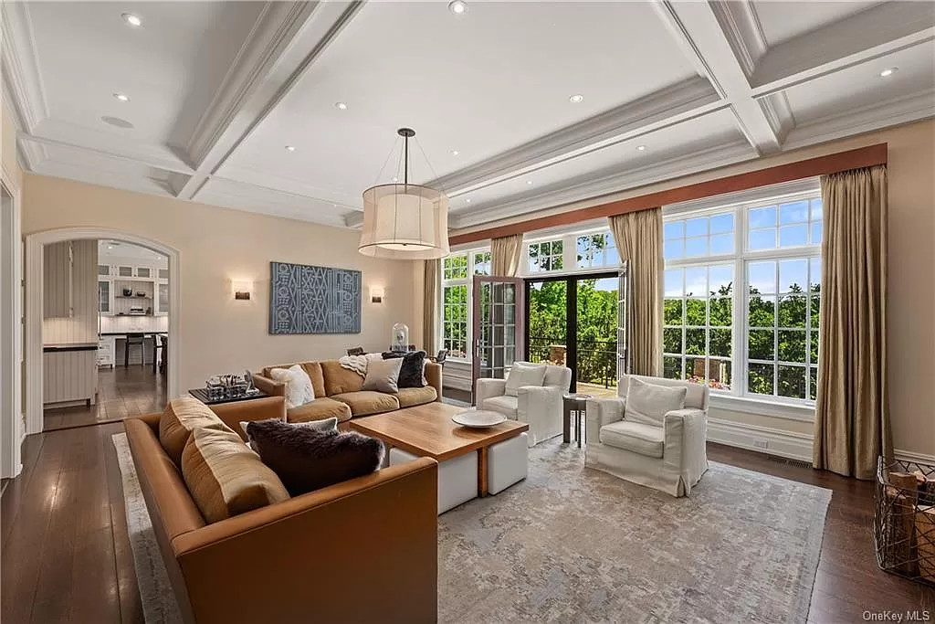 This magnificent $5,789,000 Residence in New York has top of the line amenities