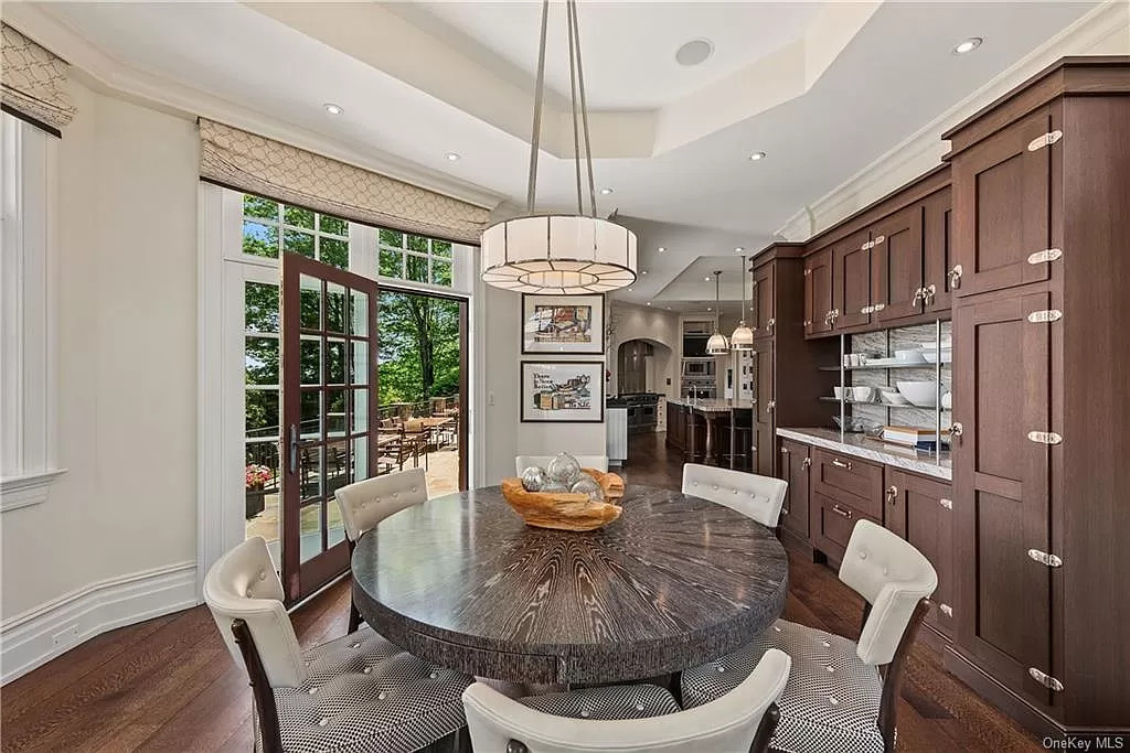 This magnificent $5,789,000 Residence in New York has top of the line amenities