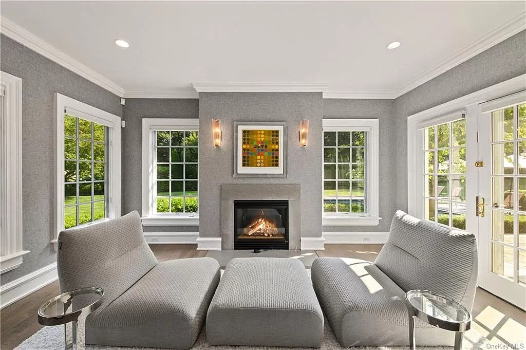 Do you need a design solution for a small room? Neutral colors such as grey and white will make the room appear larger. Grey is still one of the most popular shades of grey, but the owner purposefully used a special paint material to match the fabric on the sofa. The color tone covers the entire space, including the metal fireplace frame.
