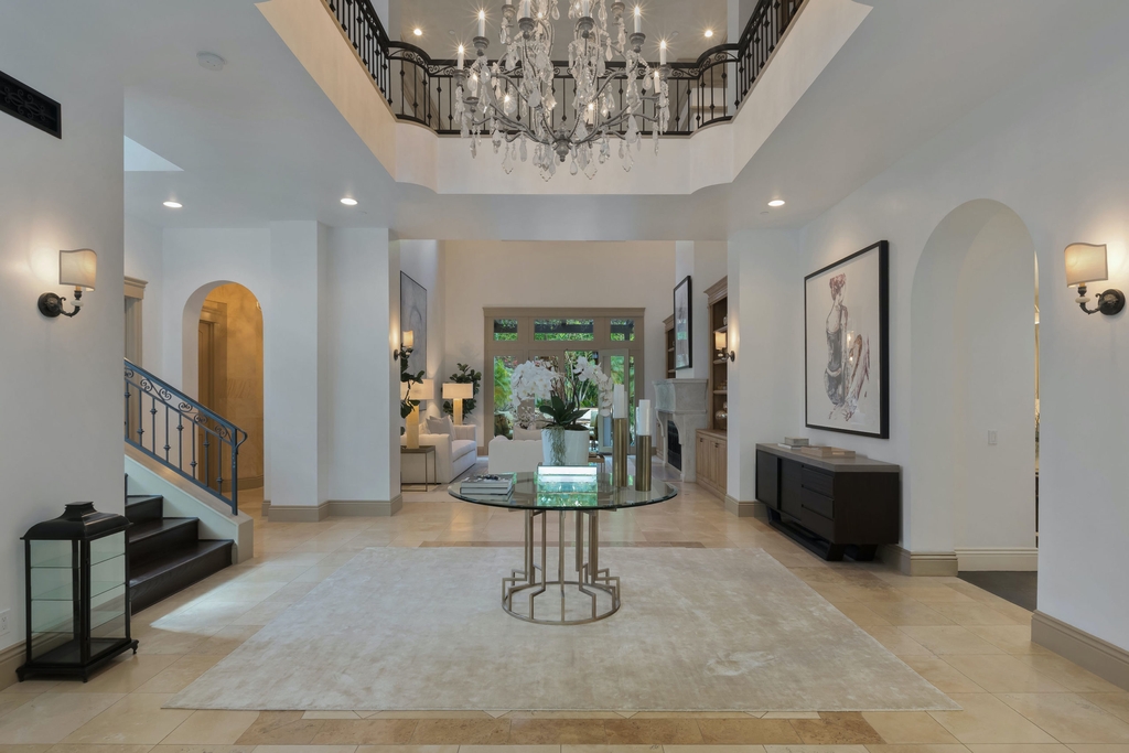 A-Former-Celebrity-Mediterranean-Villa-of-Immaculate-Architecture-and-Design-in-Beverly-Hills-for-Sale-at-6699000-5