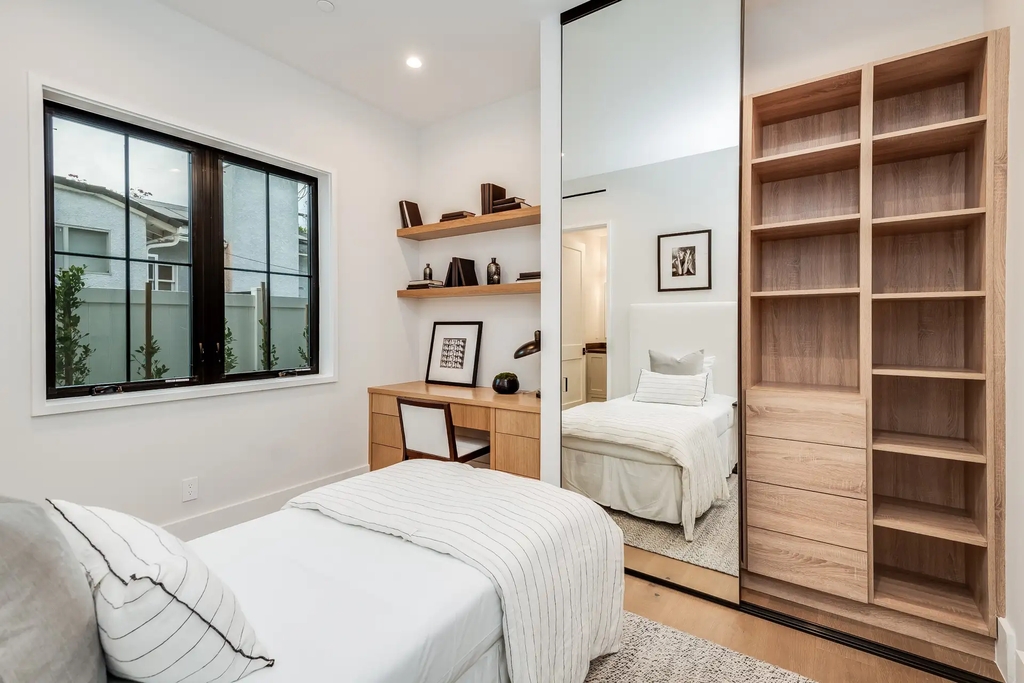 Currently, modern apartments with large areas often prioritize separate bedrooms and storage space for clothes and other items. But for small spaces, you should prioritize the area of your bedroom for installing wardrobes with many compartments and wall-mounted cabinets for storage, organizing, and optimizing bedroom space.