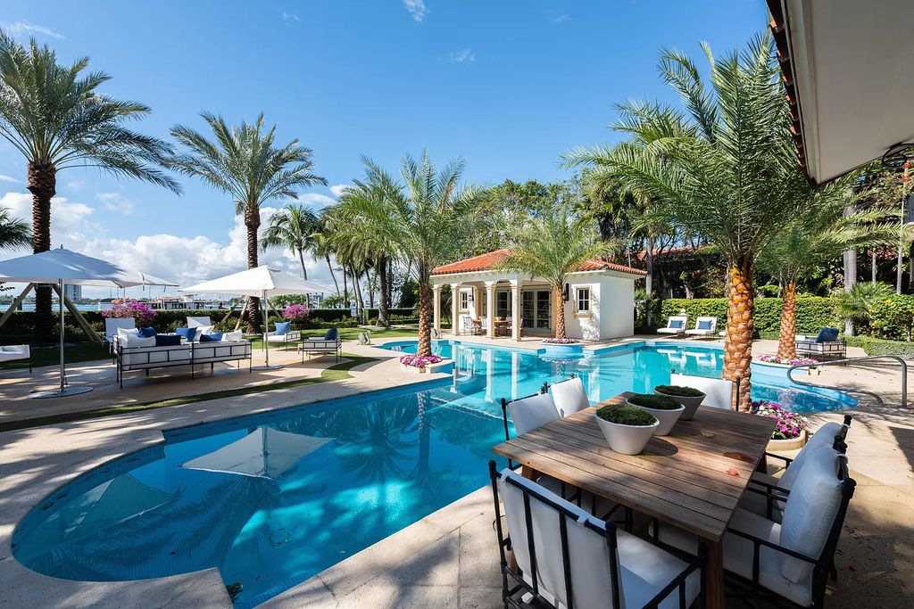 A-Wonderful-Mediterranean-Villa-in-Palm-Beach-with-Exquisite-Finishes-Asking-for-49500000-3