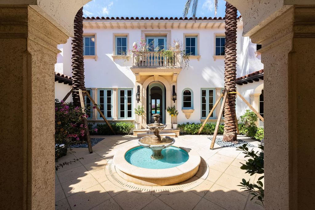 A-Wonderful-Mediterranean-Villa-in-Palm-Beach-with-Exquisite-Finishes-Asking-for-49500000-4