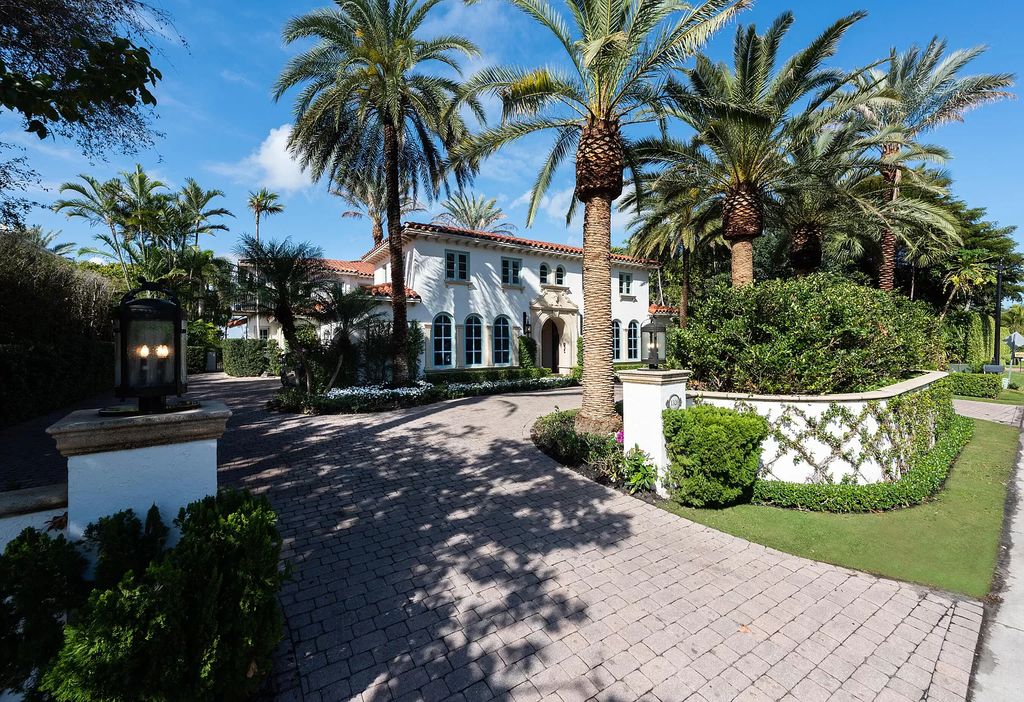 A-Wonderful-Mediterranean-Villa-in-Palm-Beach-with-Exquisite-Finishes-Asking-for-49500000-6