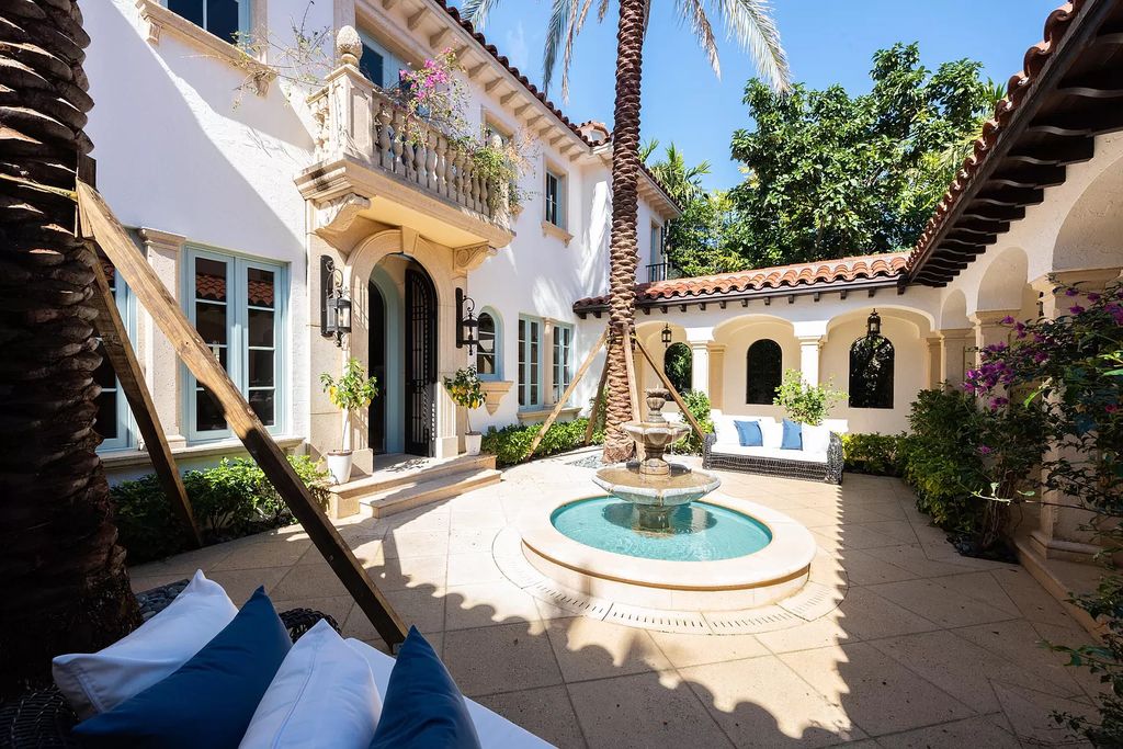 A-Wonderful-Mediterranean-Villa-in-Palm-Beach-with-Exquisite-Finishes-Asking-for-49500000-8