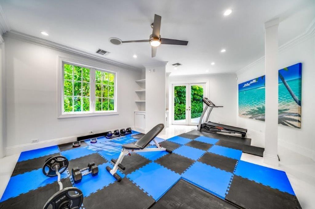 An-Amazing-Recently-Renovated-Home-in-Fort-Lauderdale-with-Unobstructed-Views-of-Lake-Selling-for-13500000-9
