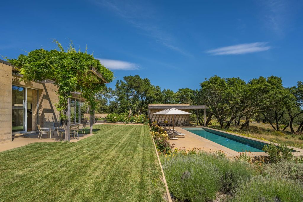 Architecturally-Significant-Home-in-Sonoma-Valley-with-Beautifully-Manicured-Lawn-Asking-for-8800000-23