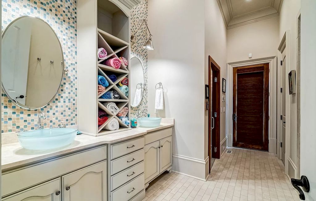 Decorate the tiled walls with 90s-inspired details to give a vintage feel. Especially when paired with a simple washbasin that blends seamlessly with the overall bathroom design.