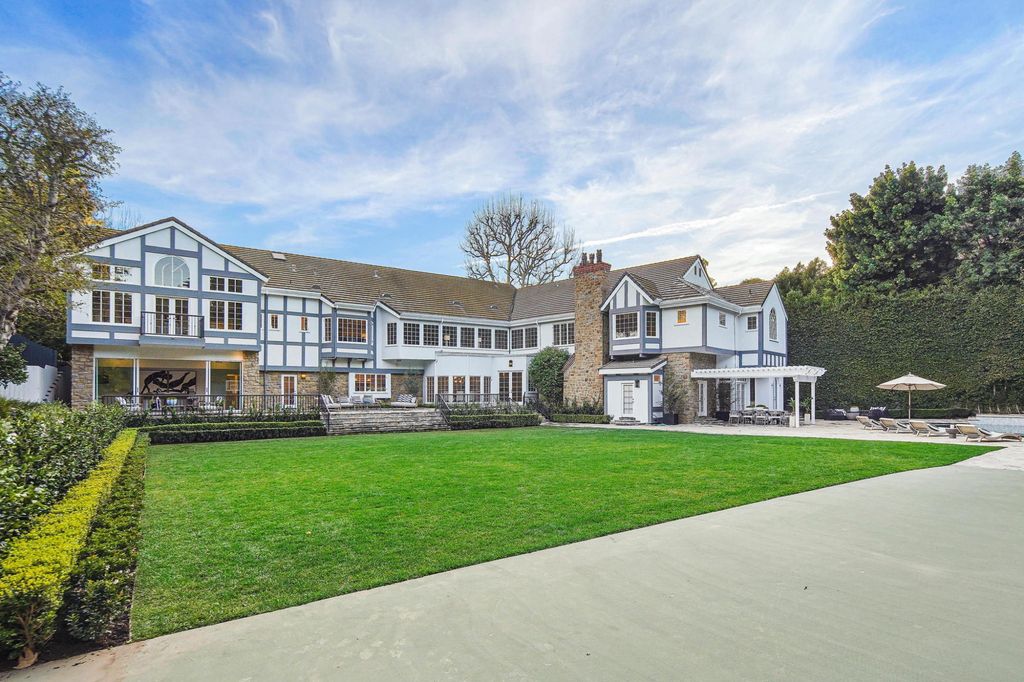 Beautifully-Reimagined-Traditional-Home-in-Los-Angeles-boasts-Grand-Scale-and-Charming-Sophistication-Asking-for-15950000-36