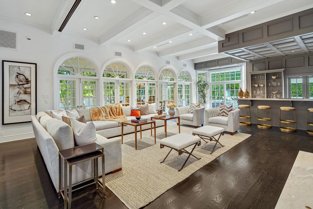 Beautifully-Reimagined-Traditional-Home-in-Los-Angeles-boasts-Grand-Scale-and-Charming-Sophistication-Asking-for-15950000-9