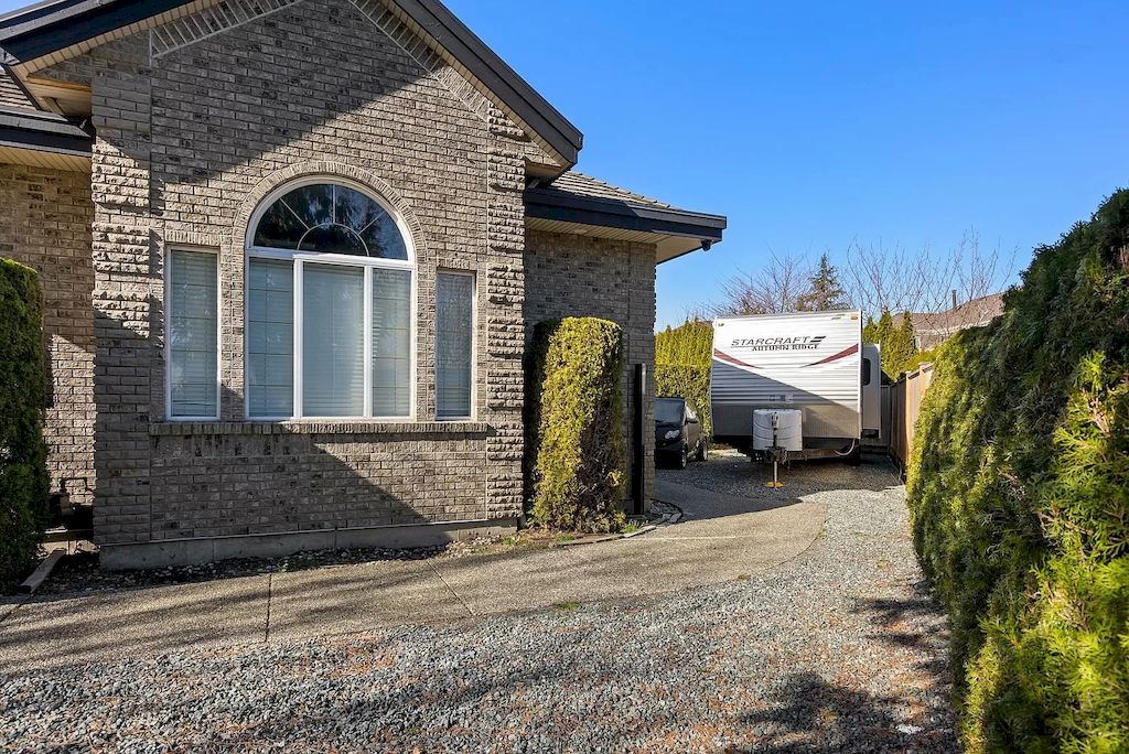 Beautifully-Updated-Executive-Home-in-Surrey-with-Stunning-Back-Yard-Asks-for-C3298000-19