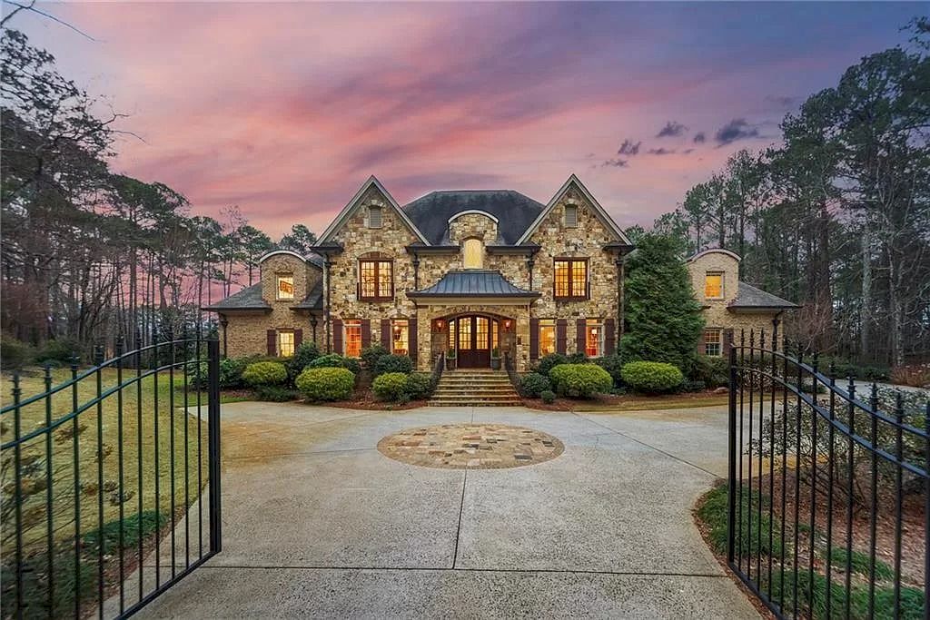 The Home in Georgia is a luxurious home with fabulous finishes now available for sale. This home located at 100 Hampton Walk SE, Marietta, Georgia; offering 07 bedrooms and 09 bathrooms with 12,548 square feet of living spaces.