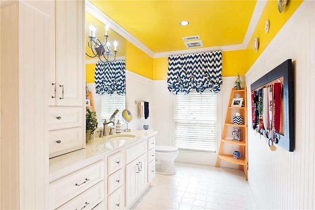 Everyone appreciates a well-kept and spacious bathroom. However, this bathroom encourages you to relax in the intimate "green" space. The bathroom becomes interesting when it is decorated and color coordinated perfectly with a classic design and "old" elements. Any design style can be used to express funky bathroom ideas.