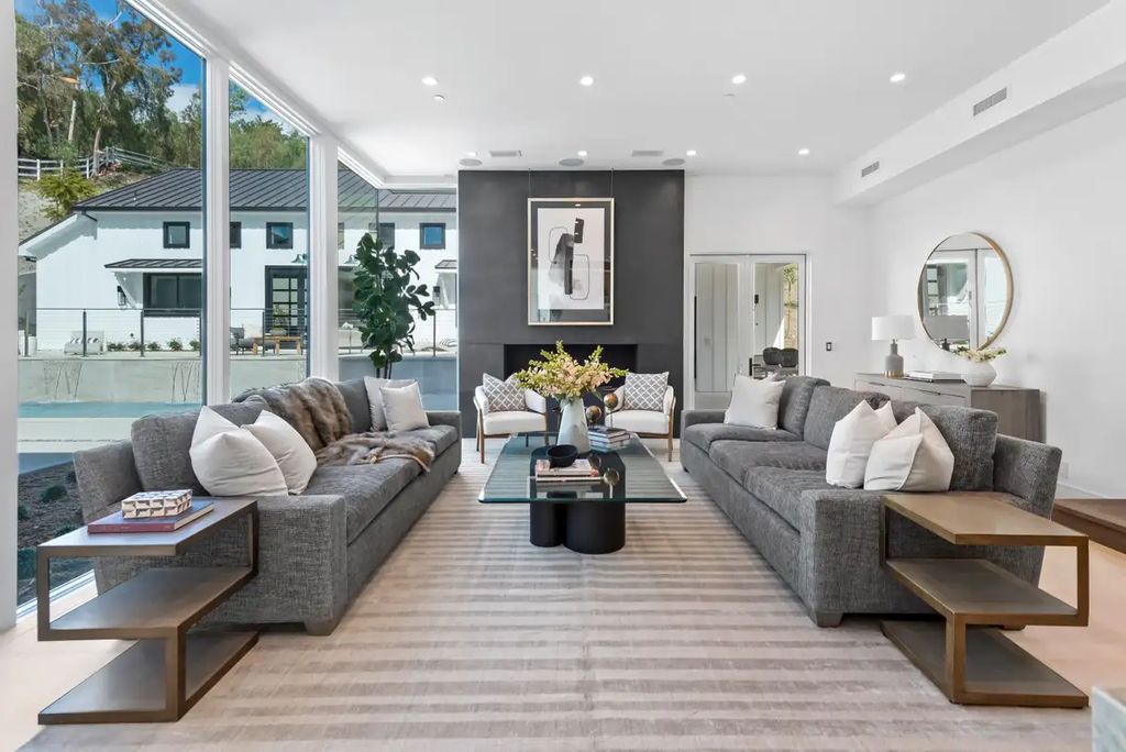 Elegantly-Brand-New-Custom-Home-in-Calabasas-Flooded-with-Natural-Light-Asking-for-13750000-6
