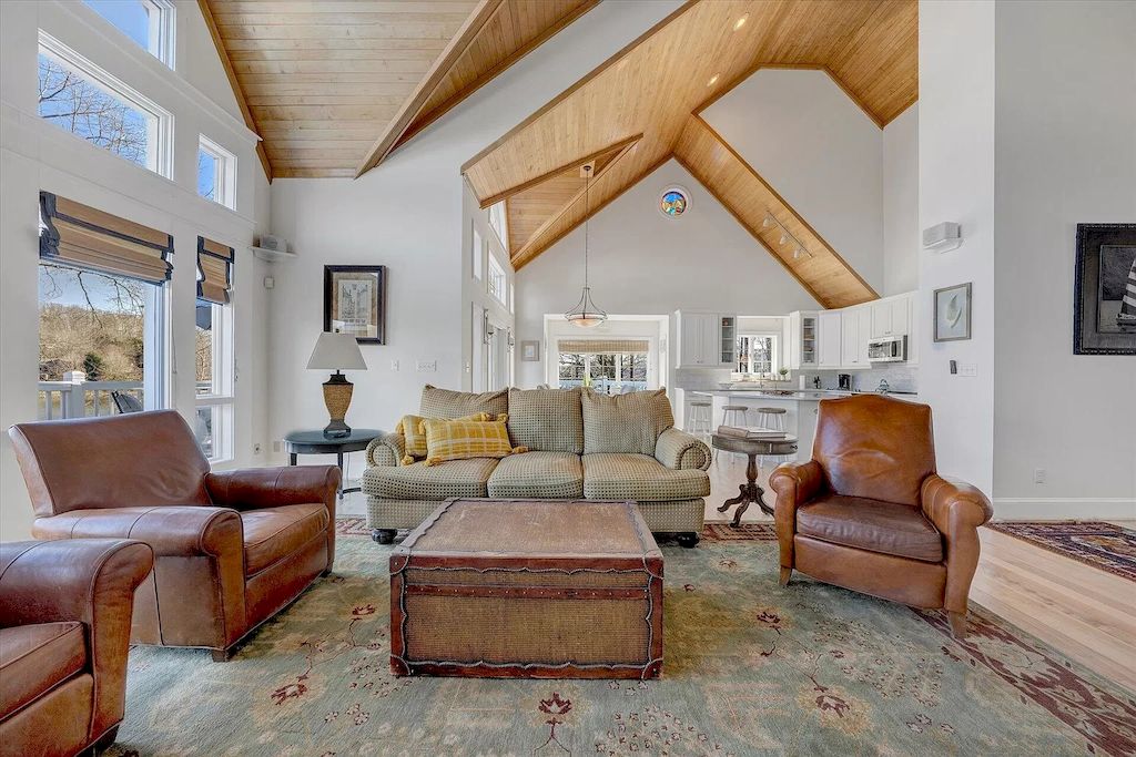 The farmhouse living room concept emphasizes the simplicity of the amount of furniture as well as the ease of storage and arrangement. The use of antique colors on the brown leather sofa and the Persian rug is the focal point of the entire room, and the rustic coffee table is inspired by the chest. For a warm, intimate feel, add a few lamps, pillows, and sedge window curtains. The transformation on the spire is a great way to make a room stand out.