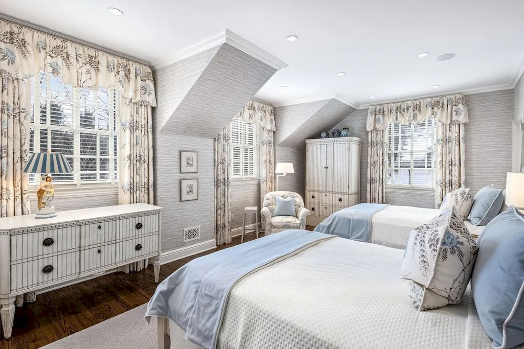 When you walk into this bedroom, you will undoubtedly be surprised. All of them feature white tones with striped motifs. It enhances the beauty and elegance of the white room, from painting the cabinet to the wallpaper. This is a female-oriented bedroom layout with two wardrobes and two single beds.