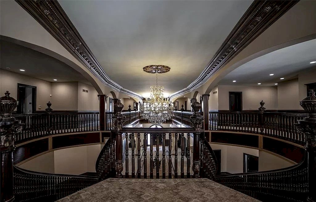 Going-through-Complete-Floor-to-Ceiling-Renovation-this-Amazing-Home-in-Michigan-Hits-Market-for-4900000-39