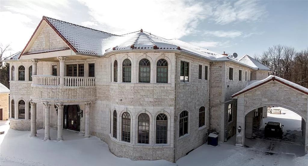 Going-through-Complete-Floor-to-Ceiling-Renovation-this-Amazing-Home-in-Michigan-Hits-Market-for-4900000-43