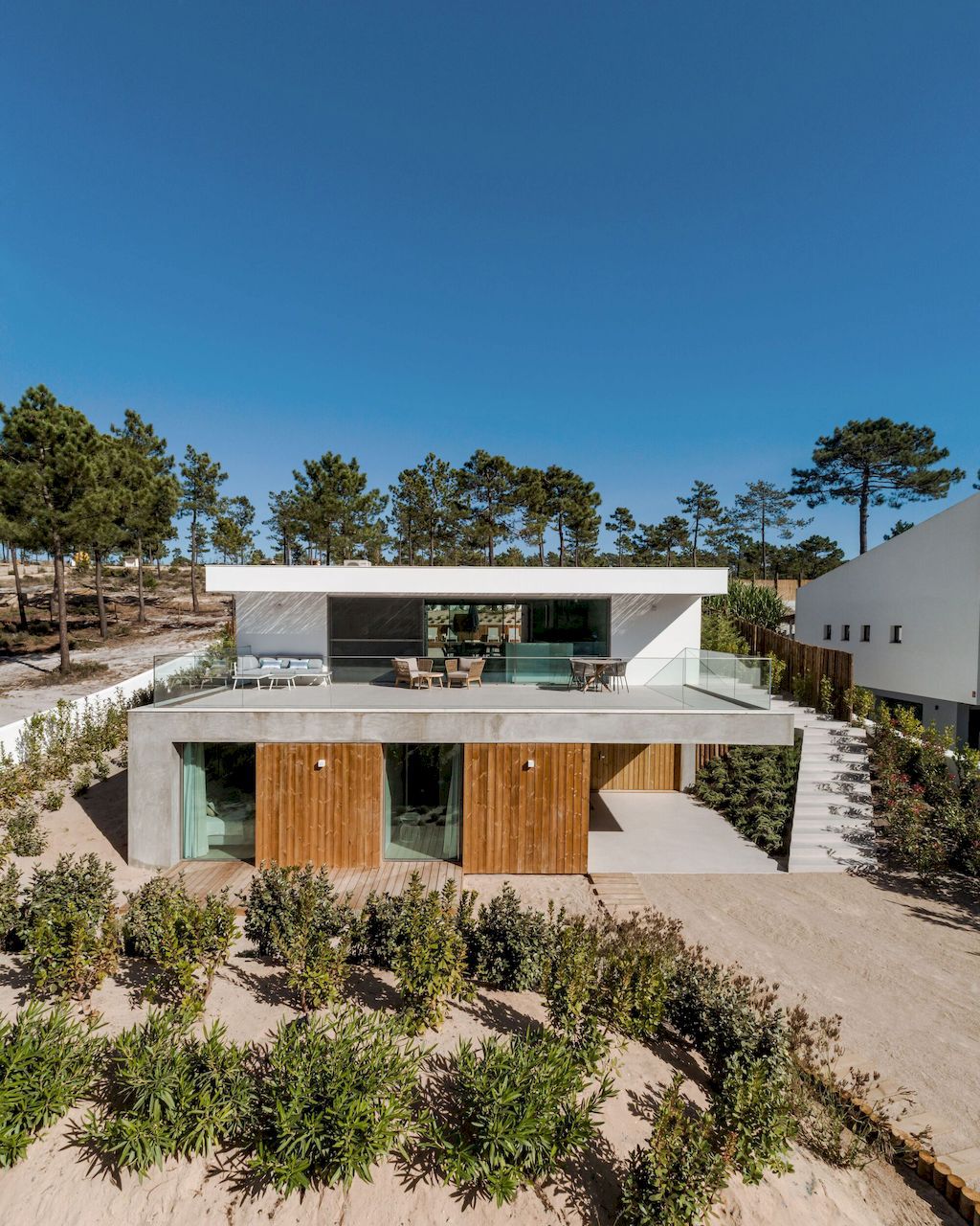 L2 House, Elegant Home in Portugal by Pereira Miguel Arquitectos