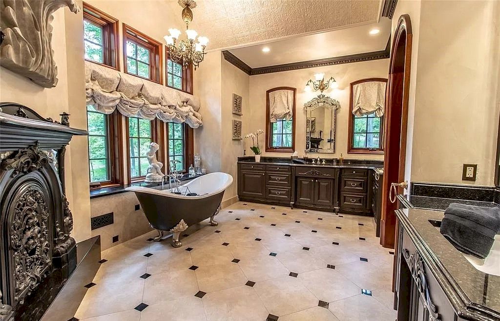 The Home in Michigan is a luxurious home offering ultimate privacy now available for sale. This home located at 7420 Inner Circle Dr, Bloomfield Hills, Michigan; offering 06 bedrooms and 08 bathrooms with 17,056 square feet of living spaces.