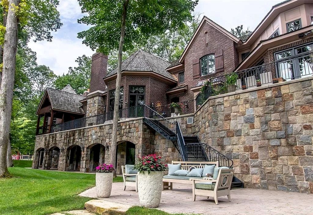 Magnificent-Estate-Built-with-Unsurpassed-Quality-Craftsmanship-and-Finest-Materials-in-Michigan-Listed-at-5699000-16