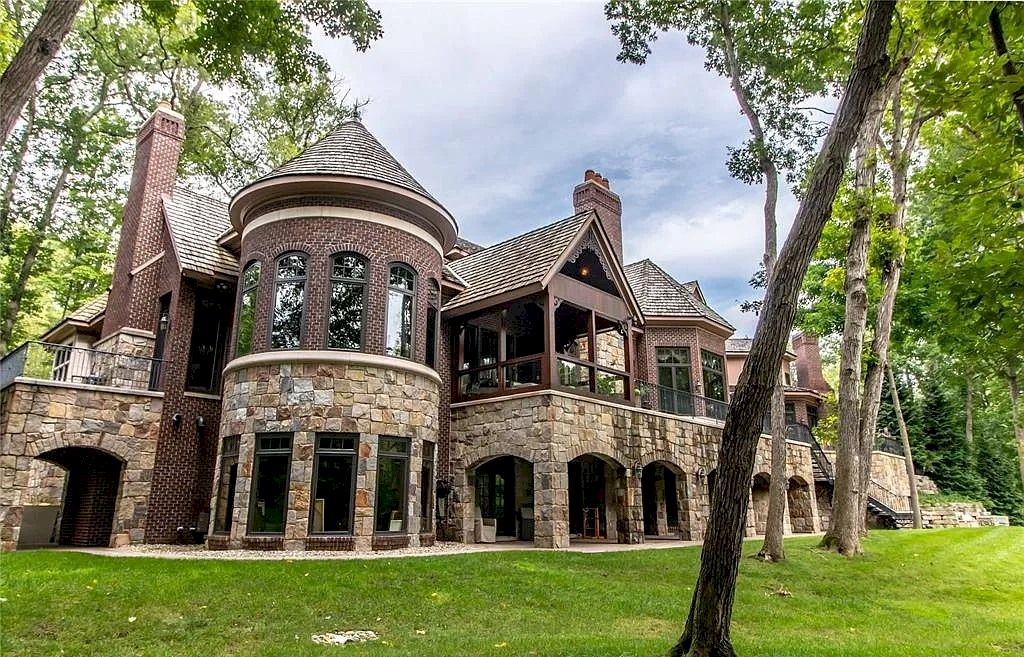 Magnificent-Estate-Built-with-Unsurpassed-Quality-Craftsmanship-and-Finest-Materials-in-Michigan-Listed-at-5699000-17