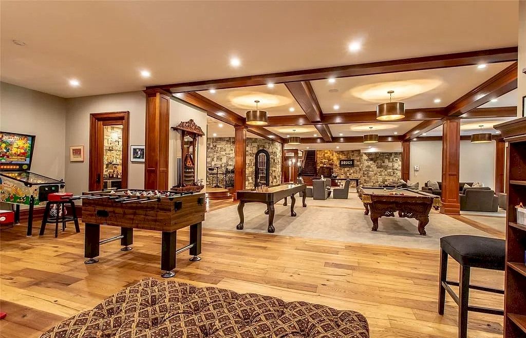 Magnificent-Estate-Built-with-Unsurpassed-Quality-Craftsmanship-and-Finest-Materials-in-Michigan-Listed-at-5699000-20