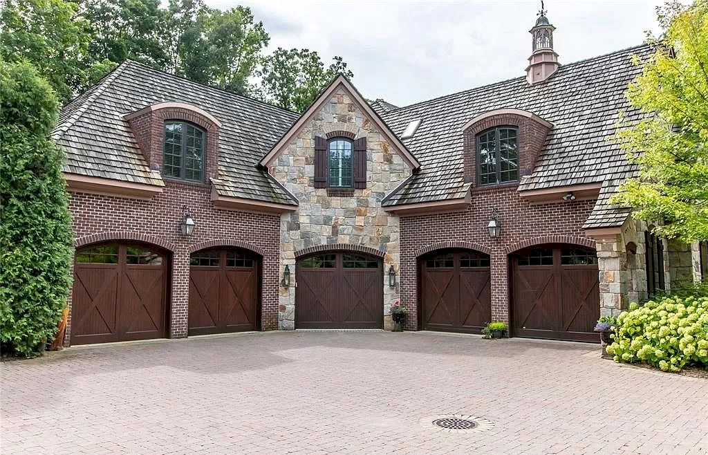 Magnificent-Estate-Built-with-Unsurpassed-Quality-Craftsmanship-and-Finest-Materials-in-Michigan-Listed-at-5699000-3