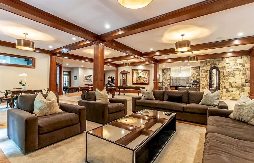 The Home in Michigan is a luxurious home offering ultimate privacy now available for sale. This home located at 7420 Inner Circle Dr, Bloomfield Hills, Michigan; offering 06 bedrooms and 08 bathrooms with 17,056 square feet of living spaces.