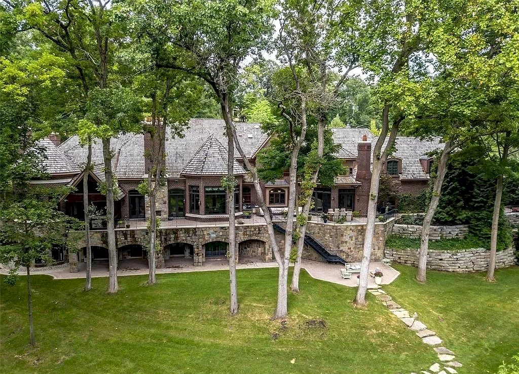 Magnificent-Estate-Built-with-Unsurpassed-Quality-Craftsmanship-and-Finest-Materials-in-Michigan-Listed-at-5699000-39
