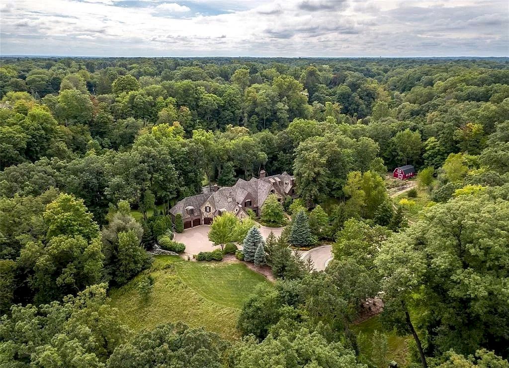 Magnificent-Estate-Built-with-Unsurpassed-Quality-Craftsmanship-and-Finest-Materials-in-Michigan-Listed-at-5699000-4