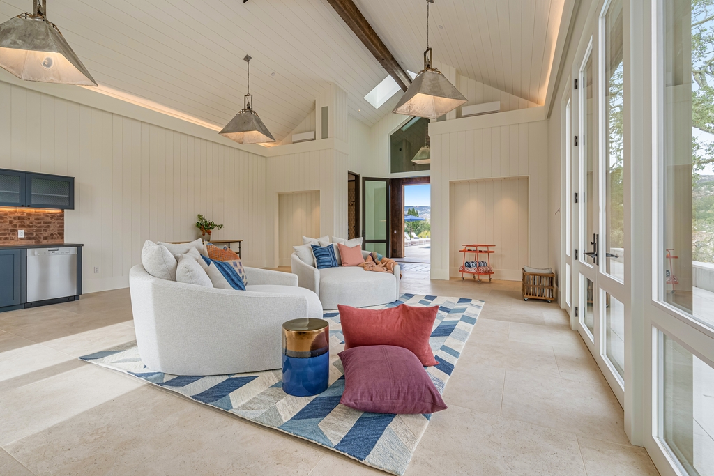 Sure, wood was commonly used in farmhouses in the past, so shiplap is one of the simplest ways to incorporate this style into your home. Consider using horizontal or vertical panels and colors that can be reused when building. The room took on the appearance of a tent, with large, long pillows and a medium-sized rug, and no coffee table.