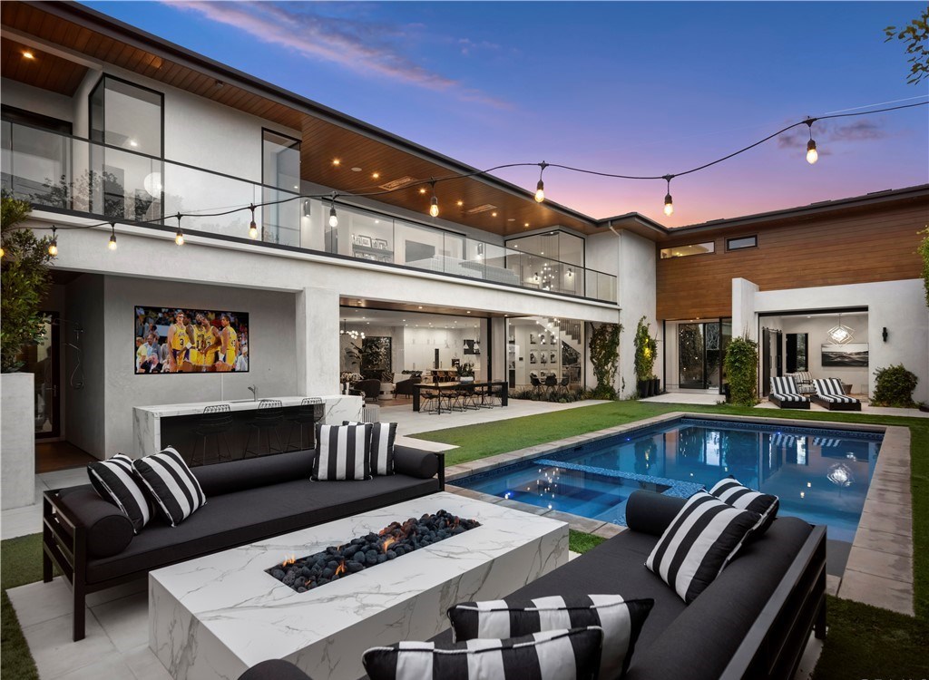 Newly-Built-Soft-Contemporary-Home-in-Newport-Beach-with-The-Highest-Level-of-Finishes-Asking-for-999999-11
