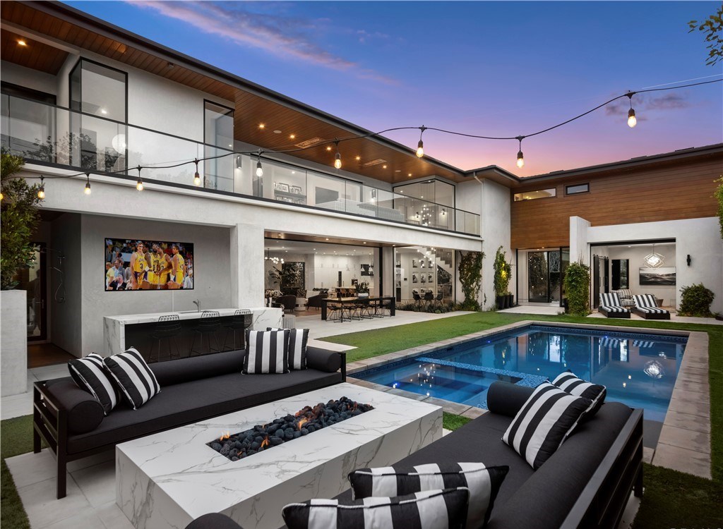 The Home in Newport Beach is a soft contemporary residence located in the highly sought-after Newport Heights neighborhood now available for sale. This home located at 2617 Clay St, Newport Beach, California; 