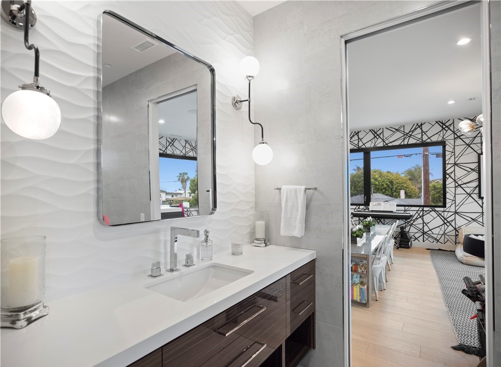 The Home in Newport Beach is a soft contemporary residence located in the highly sought-after Newport Heights neighborhood now available for sale. This home located at 2617 Clay St, Newport Beach, California; 