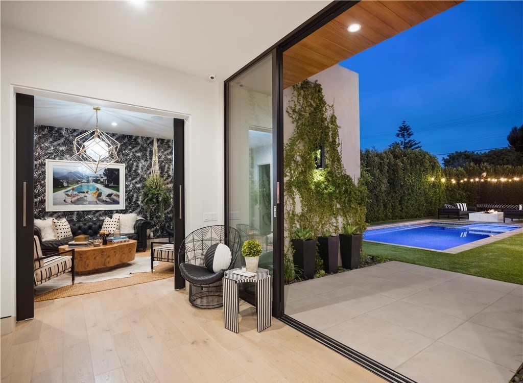 Newly-Built-Soft-Contemporary-Home-in-Newport-Beach-with-The-Highest-Level-of-Finishes-Asking-for-999999-28