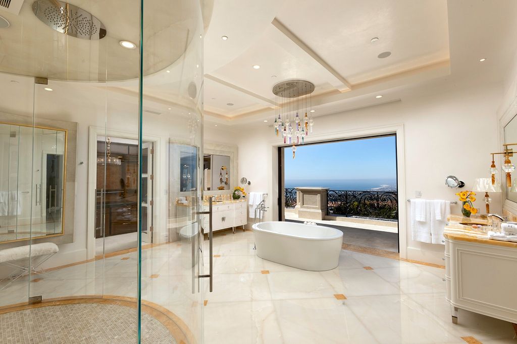 Palais-De-Cristal-Mansion-is-One-of-The-Most-Luxurious-Estates-in-Newport-Coast-Asking-for-69800000-6