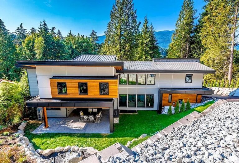 Spectacular Ultra-Modern Luxury Home Overlooking the Ocean Lists for C$3,880,000 in British Columbia