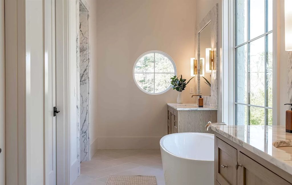 In small bathrooms, it's crucial to take note of the available traveling space and ensure comfortable passage. Using smaller bathroom furniture is a smart way to optimize the limited area, as it allows for easier cleaning and improves mobility. Keep in mind this helpful hint to create a functional and comfortable bathroom.