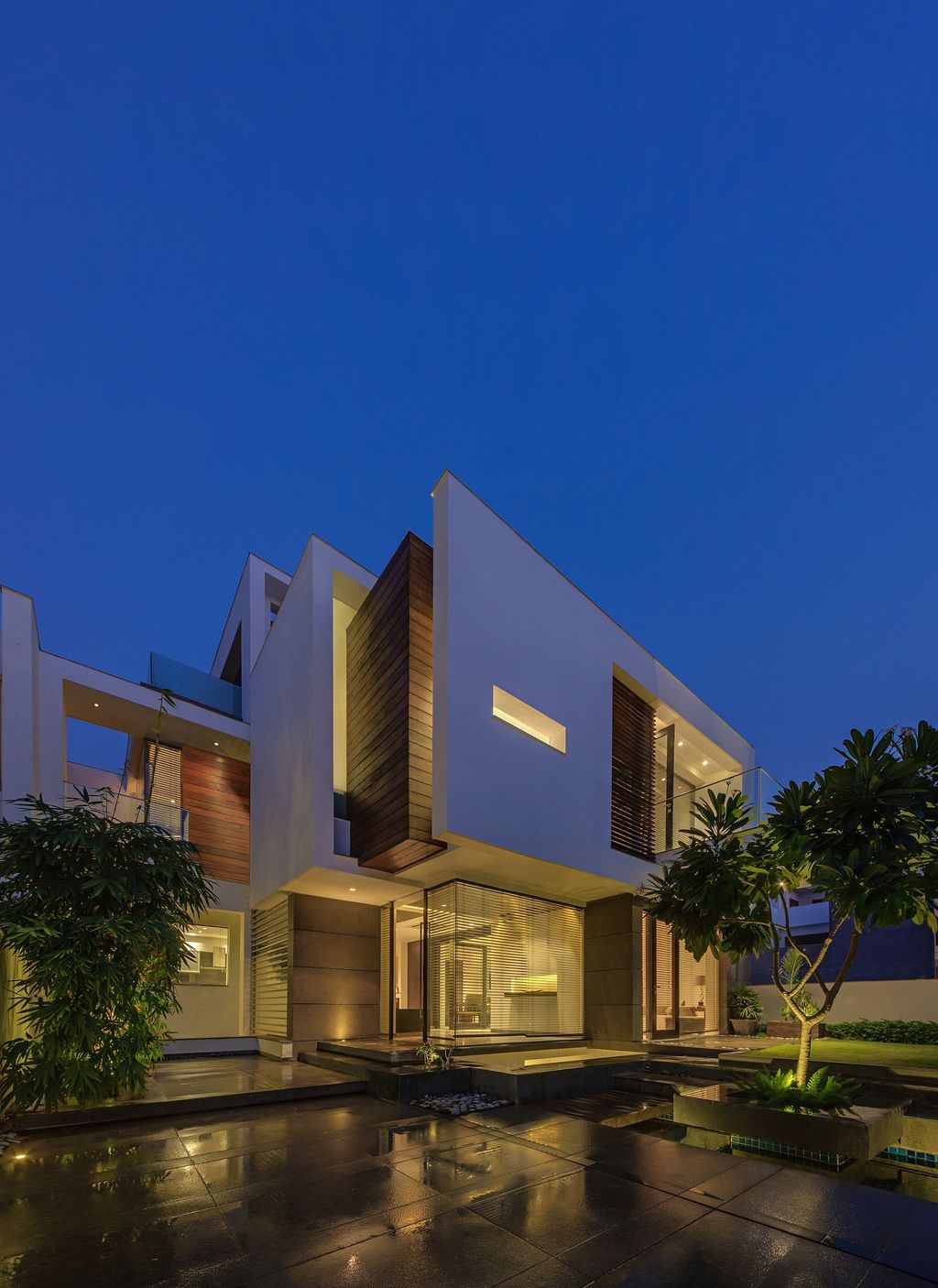 The Overhang House, a Cozy Home in India Designed by DADA Partners