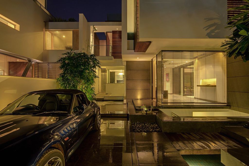 The Overhang House, a Cozy Home in India Designed by DADA Partners