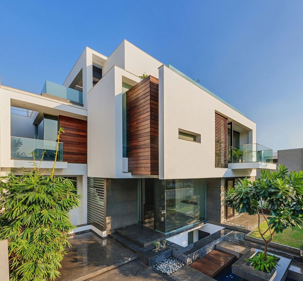 The Overhang House, a Cozy Home in India Designed by DADA Partners