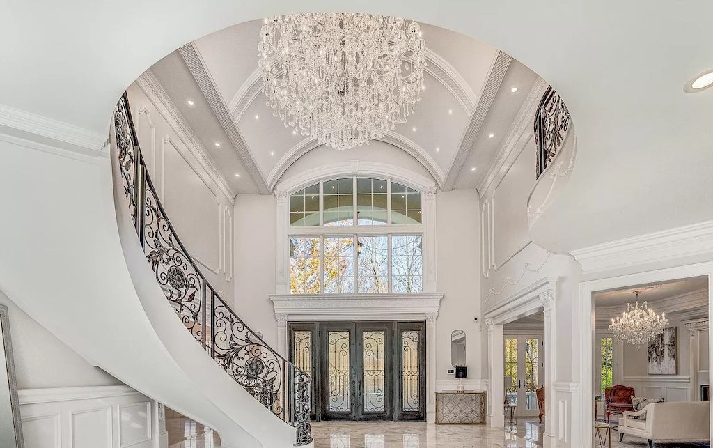 This-10500000-Extraordinary-Mansion-Reflects-the-European-Grandeur-and-Romance-in-Virginia-31