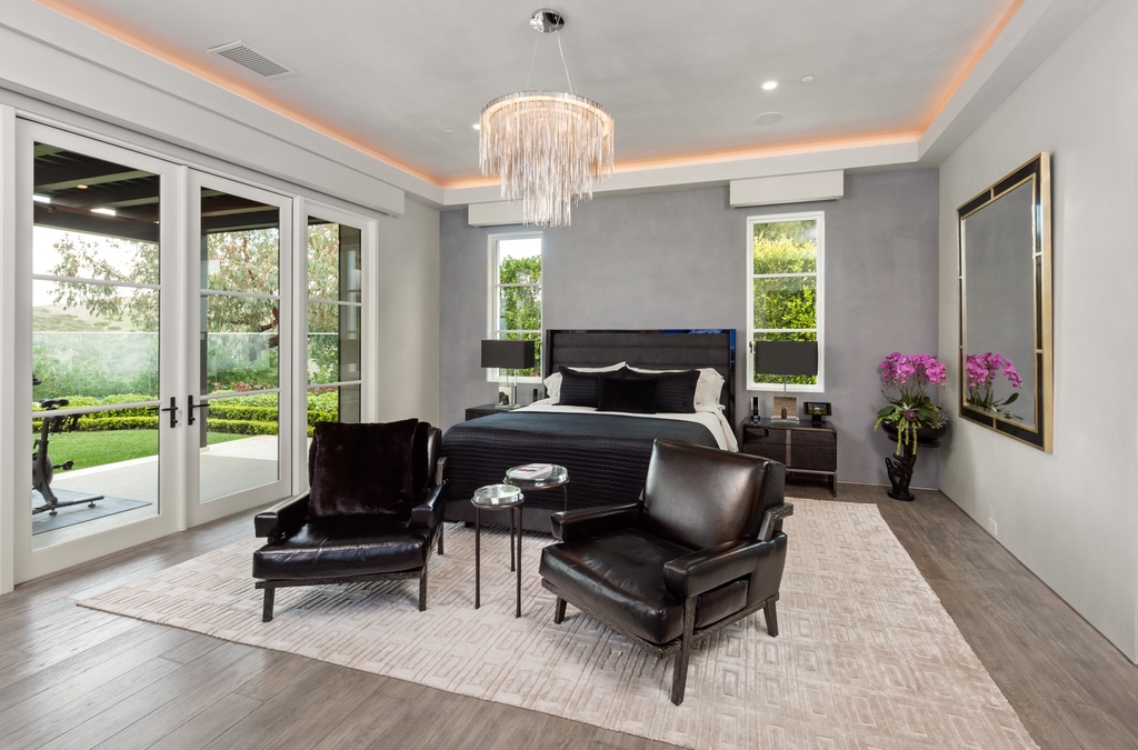 This-16995000-Custom-Home-in-Newport-Beach-Showcases-Unparalleled-Luxury-Living-18