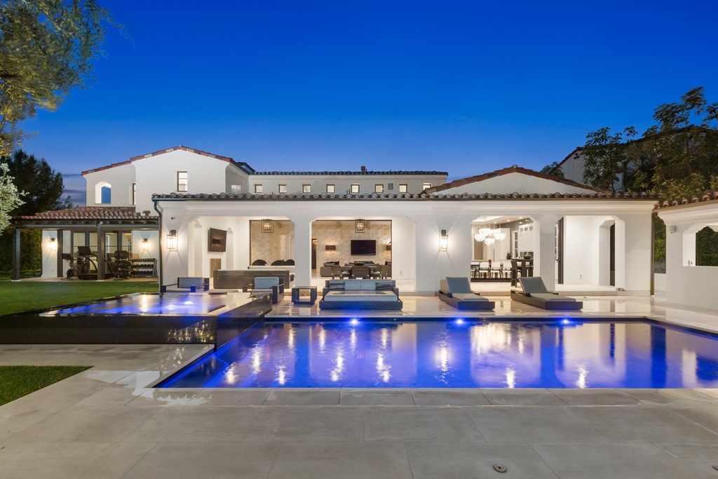 This-16995000-Custom-Home-in-Newport-Beach-Showcases-Unparalleled-Luxury-Living-2