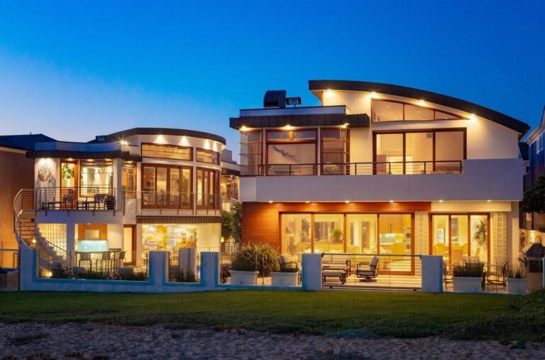 This $21,500,000 Contemporary Oceanfront Home in Newport Beach Enjoys A Very Desirable Level of Privacy
