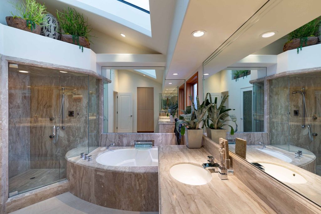 This-21500000-Contemporary-Oceanfront-Home-in-Newport-Beach-Enjoys-A-Very-Desirable-Level-of-Privacy-11