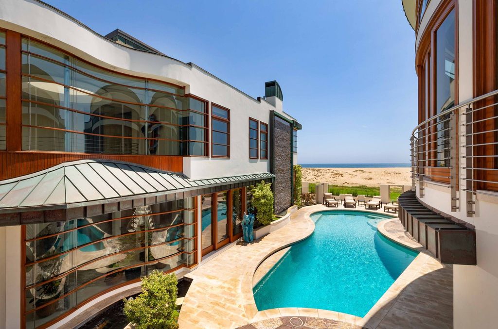 This-21500000-Contemporary-Oceanfront-Home-in-Newport-Beach-Enjoys-A-Very-Desirable-Level-of-Privacy-20