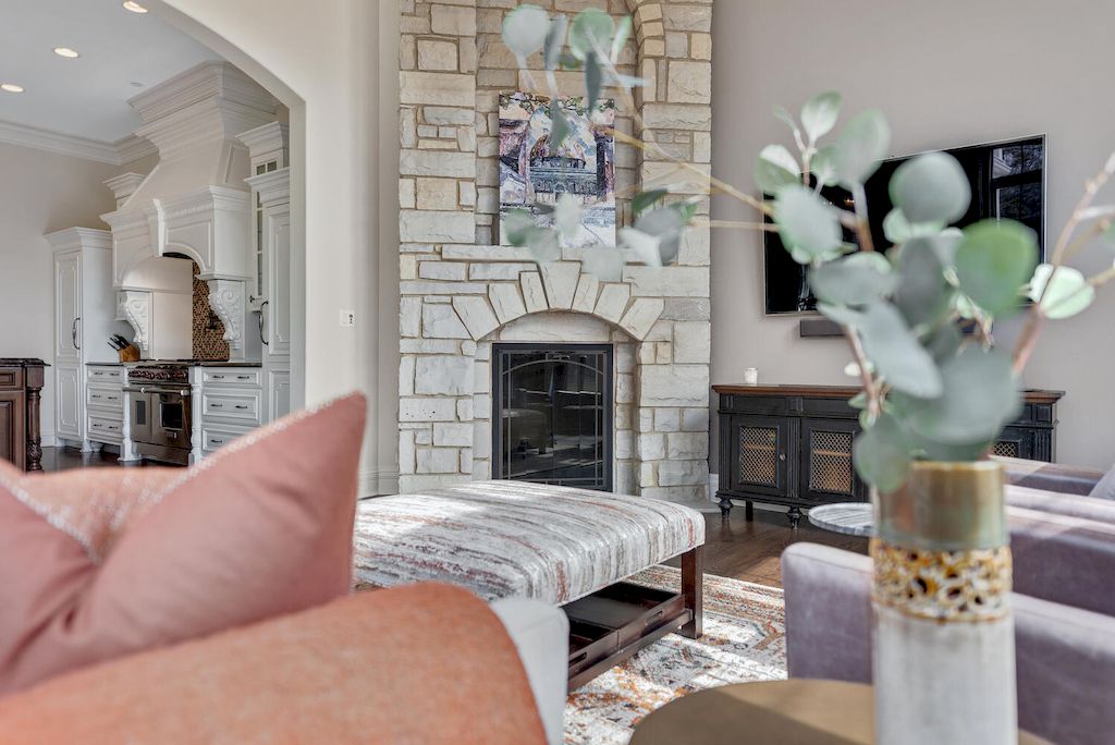 The ability to decorate a neutral living room that nevertheless feels comfortable shows mastery of the space. We adore the way the artwork was piled on top of the fireplace mantel and how the many neutral color tones were used to create a tonal display.
