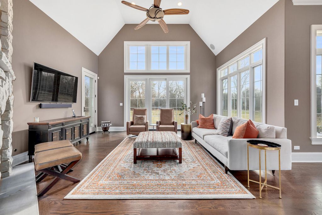 Typically, you would only consider combining gray and pink colors for separate interiors and locations. Mix them into the same paint color as shown in this design example. This wall is a mix of brown, pink, and earth tones, with the earth tones dominating. Gray is a color that goes well with everything from cool off-white to warm, mysterious neutrals.